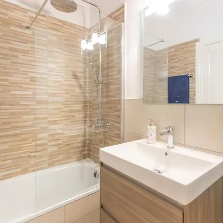 Private With Heated Pool & Terrace View קורלחו