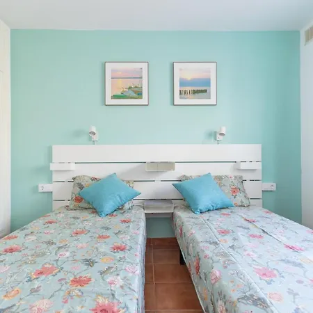 Private With Heated Pool & Terrace View קורלחו