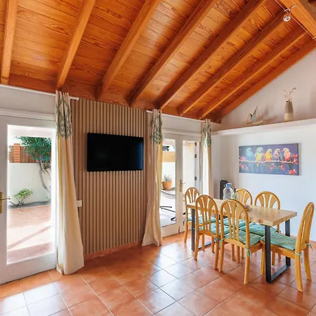 Private With Heated Pool & Terrace View וילה *