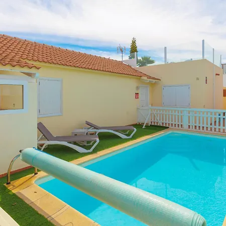 Private With Heated Pool & Terrace View וילה