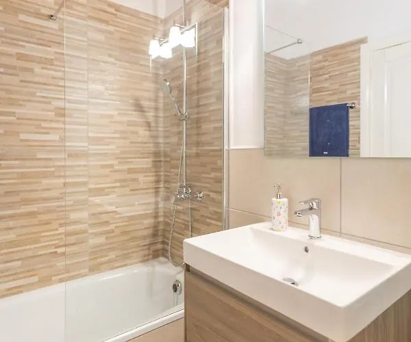 Private With Heated Pool & Terrace View קורלחו