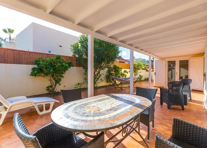 Private With Heated Pool & Terrace View קורלחו